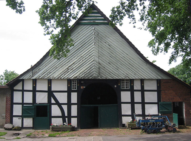 Hof Obbelode mit Blick auf die Giebelseite des Fachwerkhauses