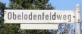 Straßenschild mit Obelodenfeldweg in der Nachbarschaft des Hofes