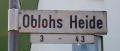 Straßenschild mit Oblohs Heide in benachbarter Siedlung